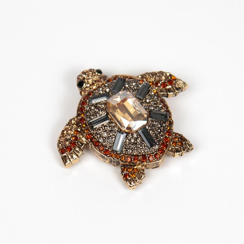 Brosje i gullfarget metall - skilpadde med strass 5 x 5 cm