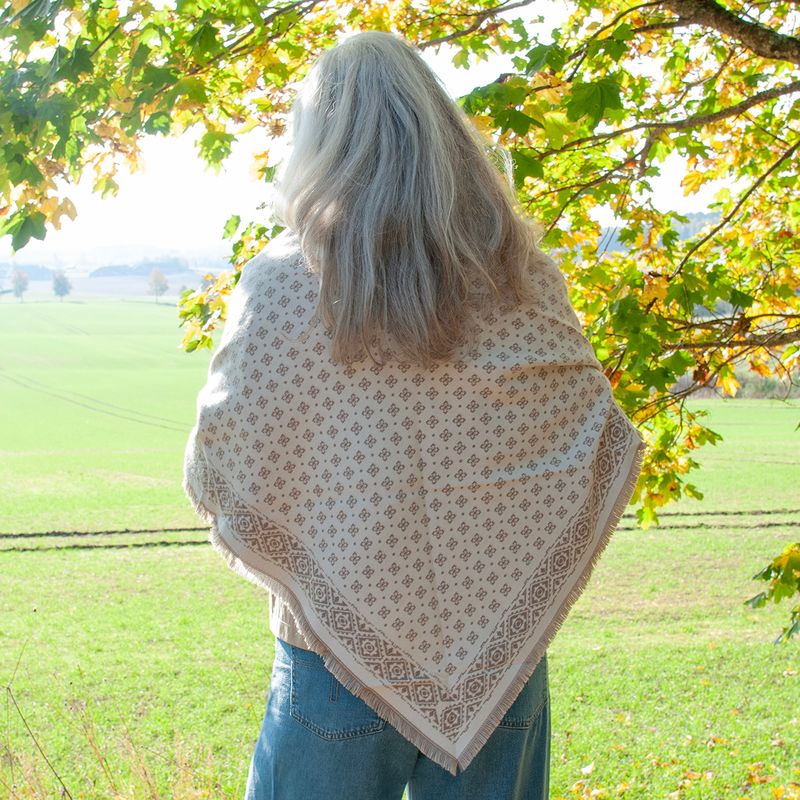 Trekantsjal med jacquardmønster – beige og hvit