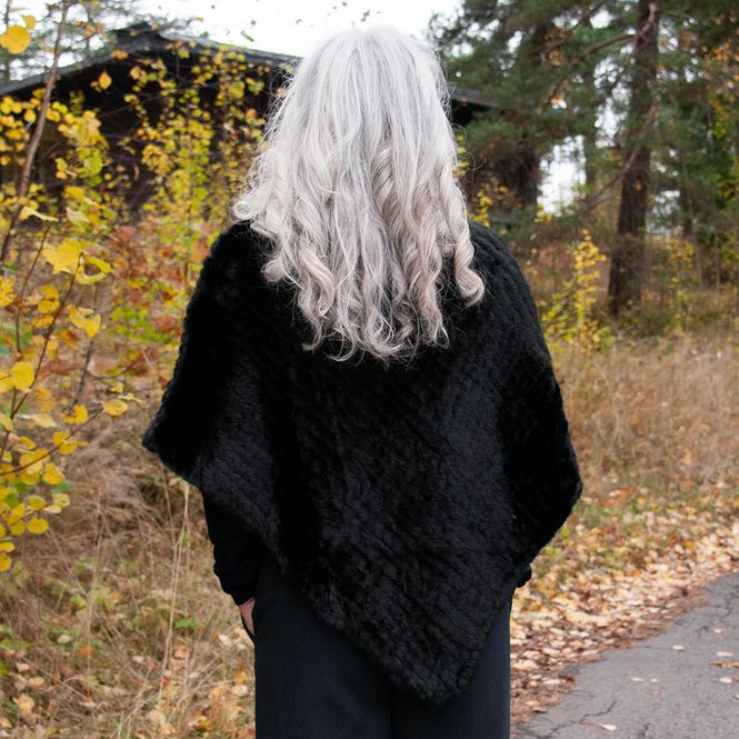 Huvudbild Stickad poncho i fuskpäls svart