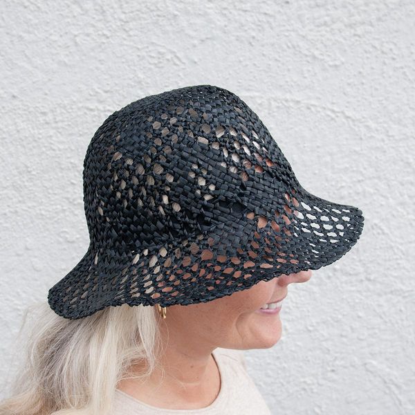 Huvudbild Luftig solhatt i flätat pappersstrå, svart