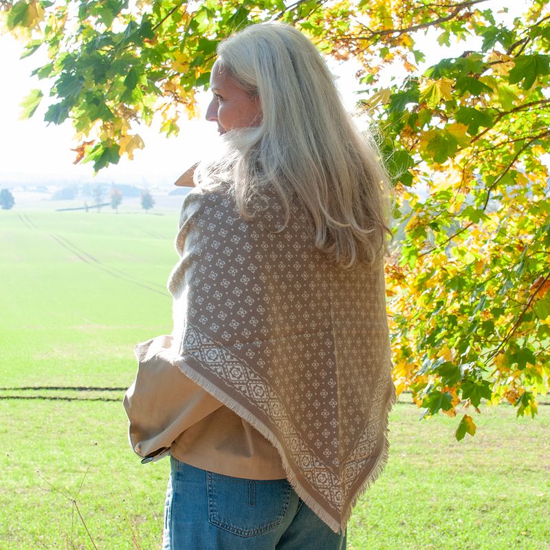 Trekantsjal med jacquardmønster – beige og hvit