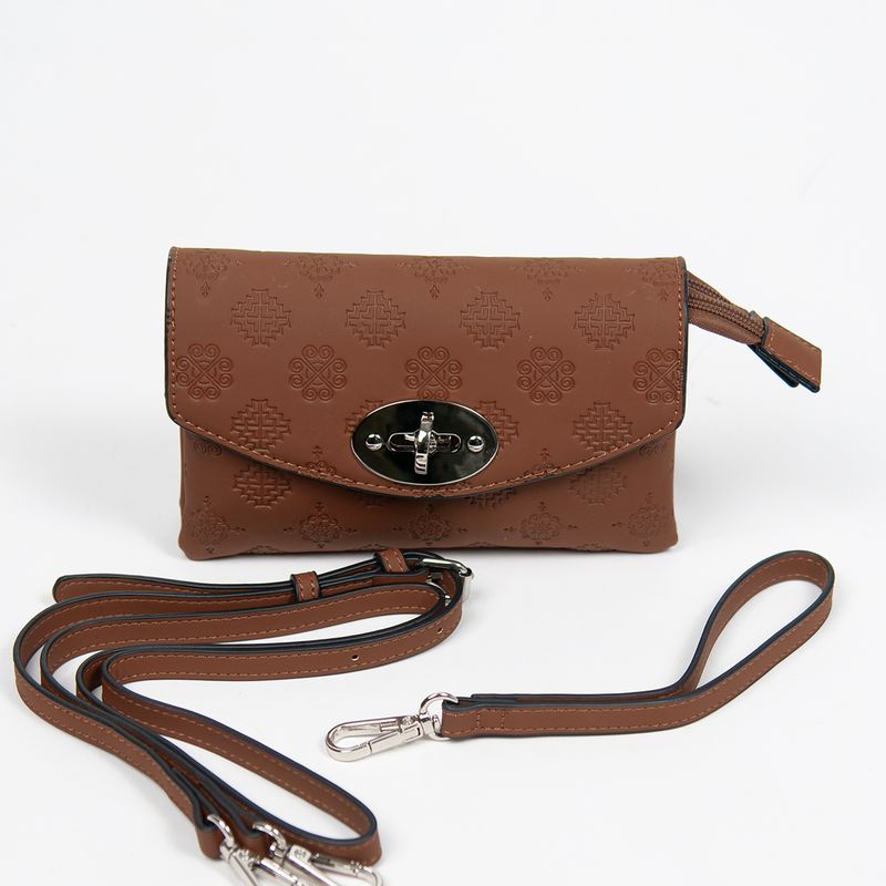 DANIELLE clutch med preget mønster cognac sølvfarget metall