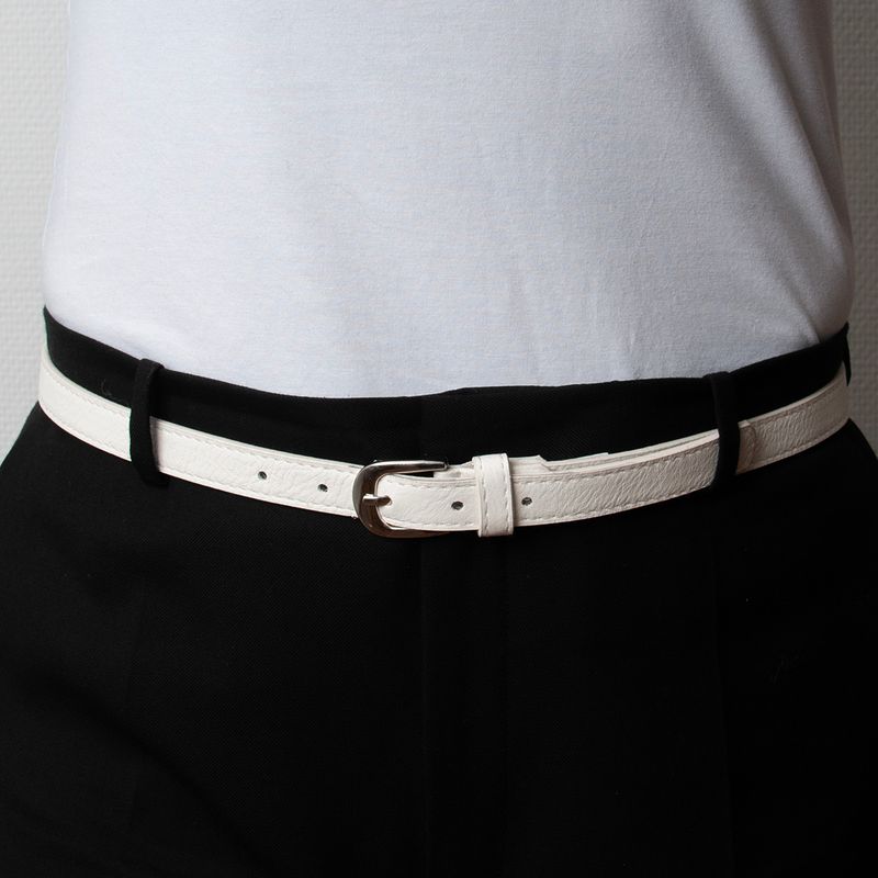 Smalt bälte med silverspänne - vitt