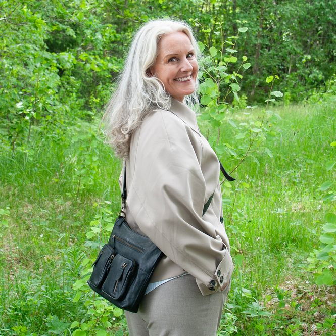 Huvudbild FLAVIA väska med framfickor i läder - svart