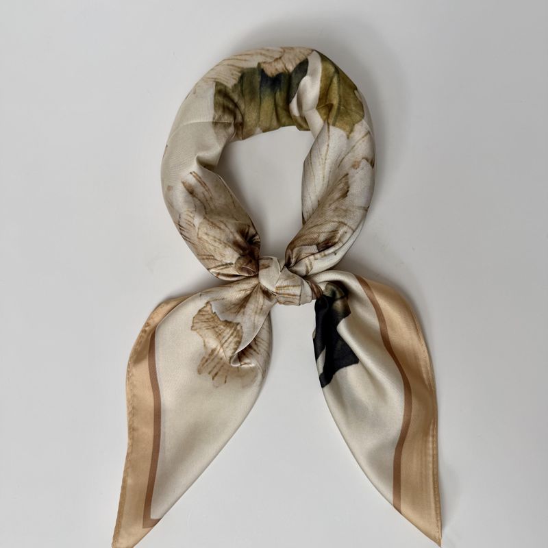Blommig scarf 70x70 cm – elegant sommarfavorit