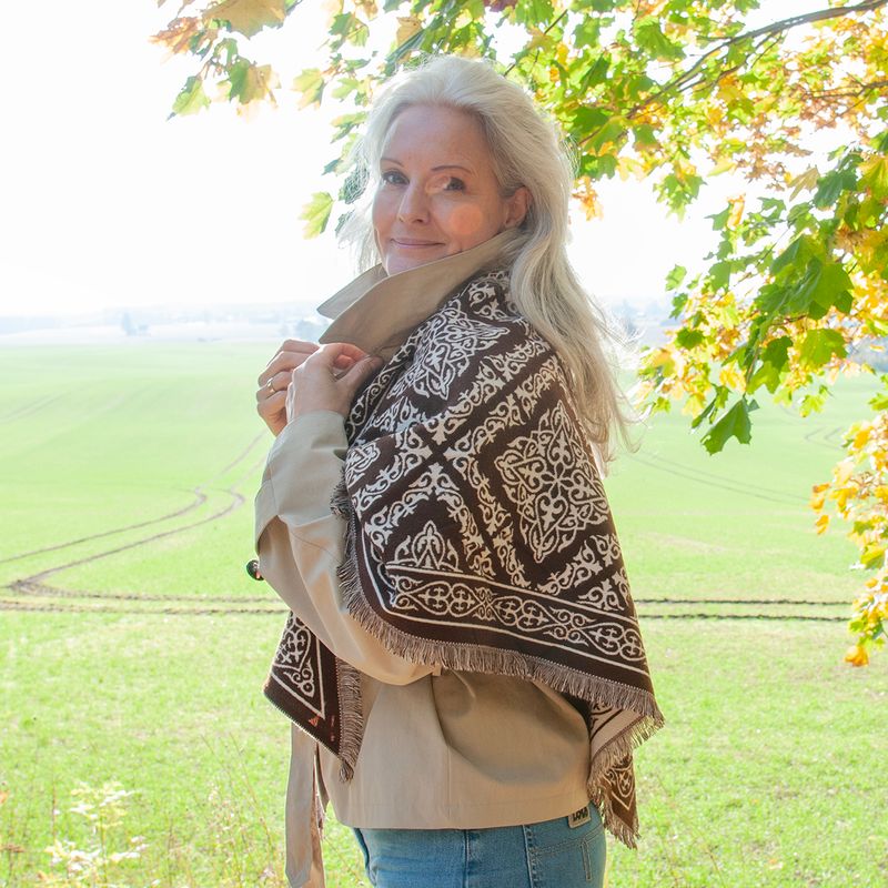 Trekantsjal med jacquardmønster – brunt