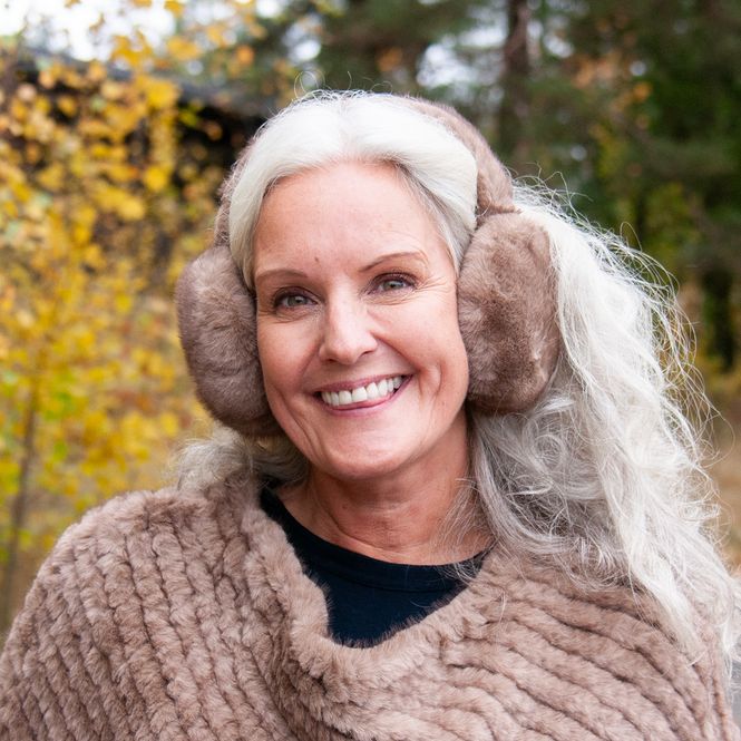 Huvudbild Öronvärmare i fuskpäls mörkbeige