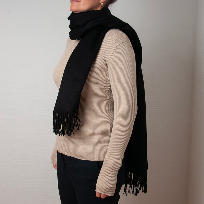 Ullscarf med fransar - svart