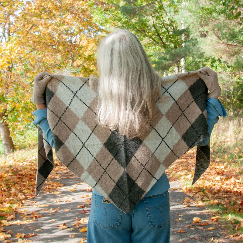 Trekantskjerf med harlequin mønster – beige og grå