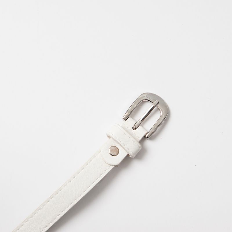 Smalt bälte med silverspänne - vitt