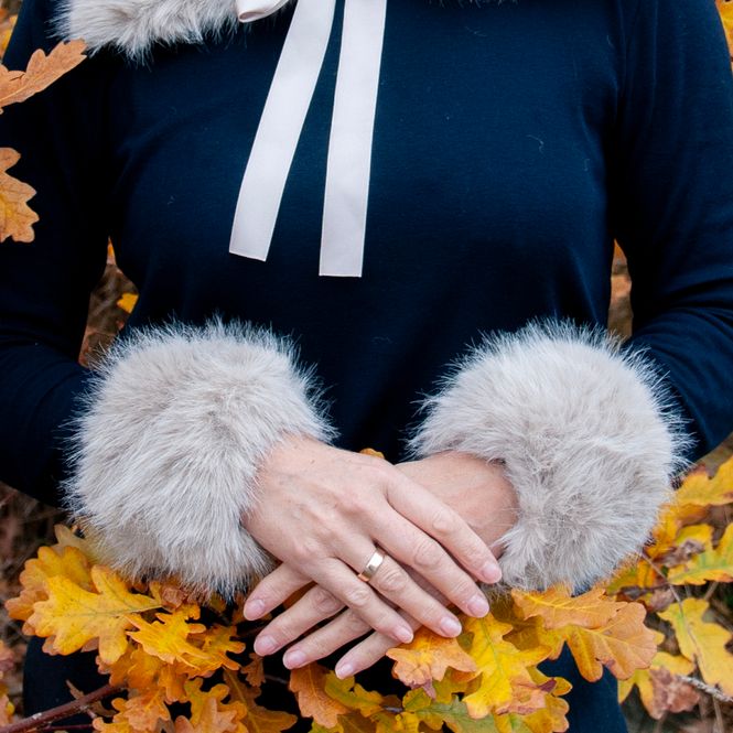 Huvudbild Manschetter i fuskpäls kall ljusbeige