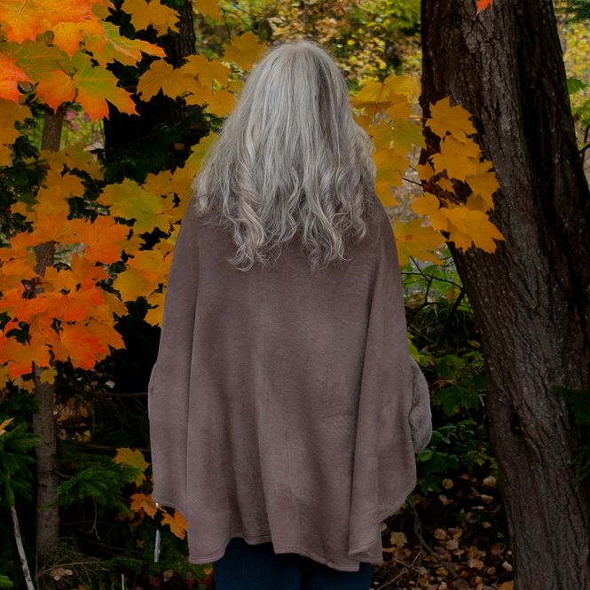 Huvudbild Öppen poncho med fuskpälsdetaljer taupe