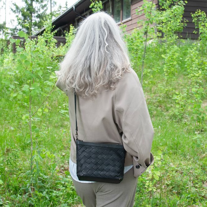 Huvudbild  LALA liten flätad läderväska - svart