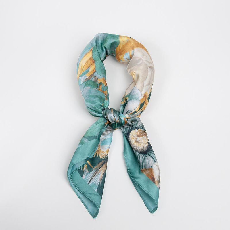 Blomstret silkemykt skjerf 70x70 cm – sommerlig blomsterskjerf