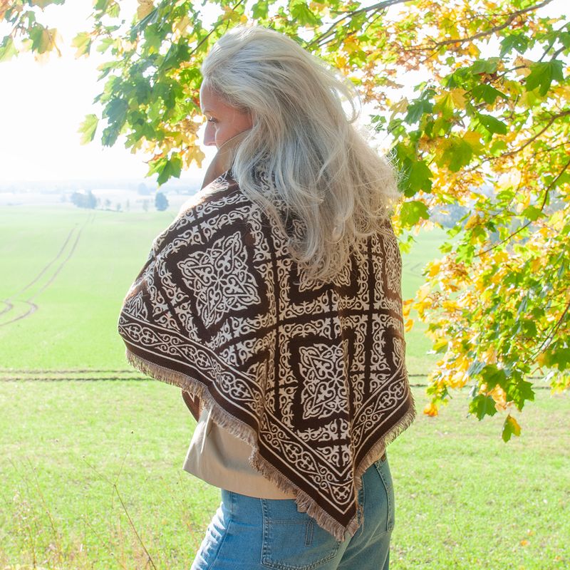 Trekantsjal med jacquardmønster – brunt